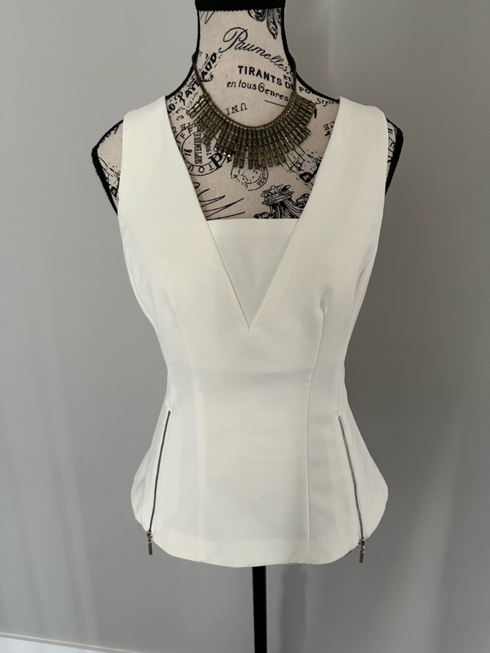 Dynamite Structured V-Neck Top | Size Small | Tailored Chic